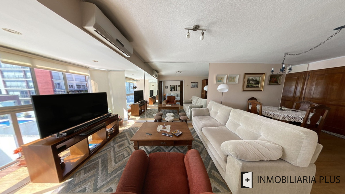 Apartamento ID.955 - Alquiler de Apartamento a pasos del puerto y la playa de Punta del Este con 2 dormitorios y piscina