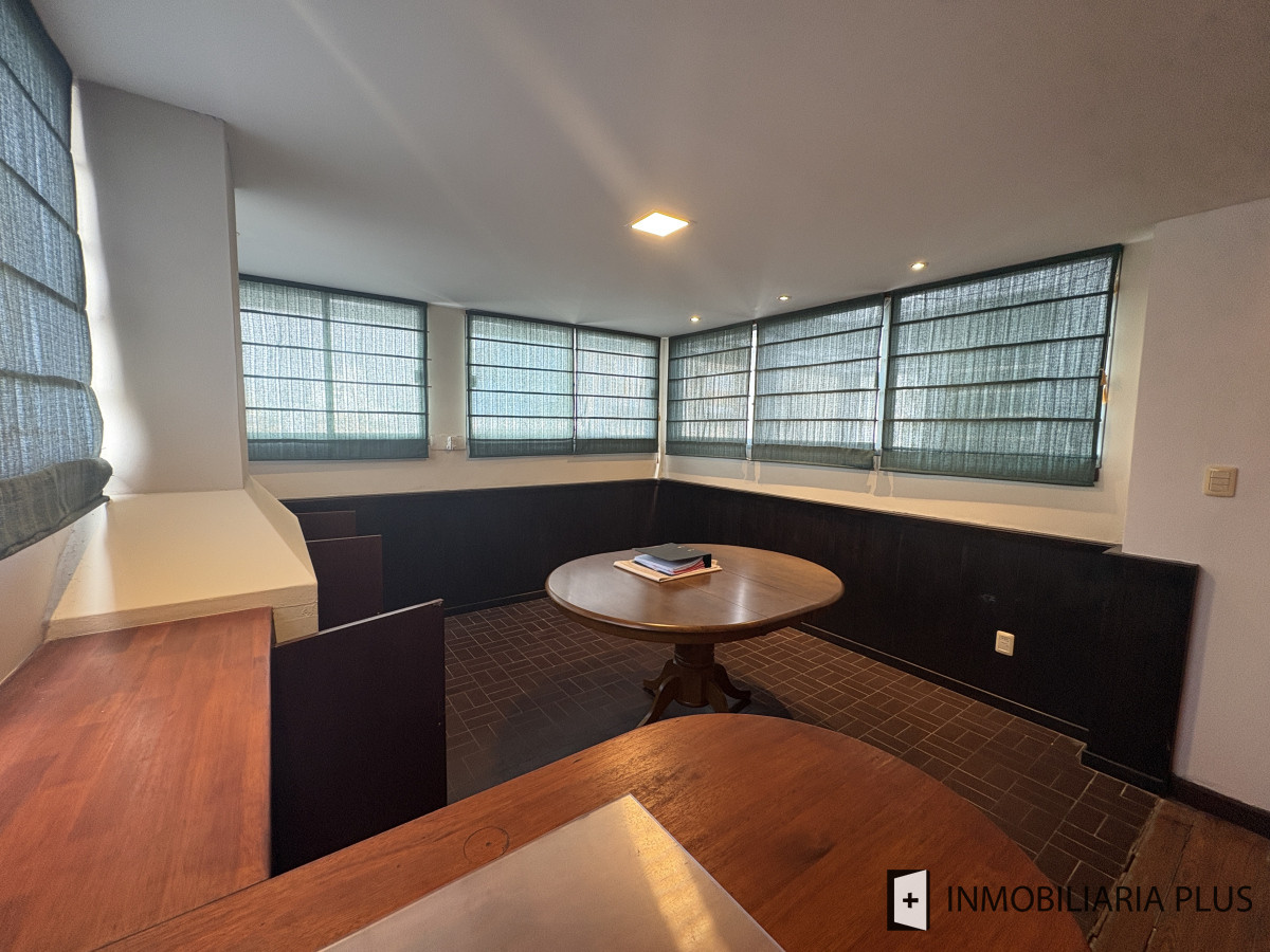 Apartamento ID.1449 - Venta de Penthouse de 1 Dormitorio y medio con Barbacoa Propia en el Centro de Montevideo sobre Av. 18 de Julio