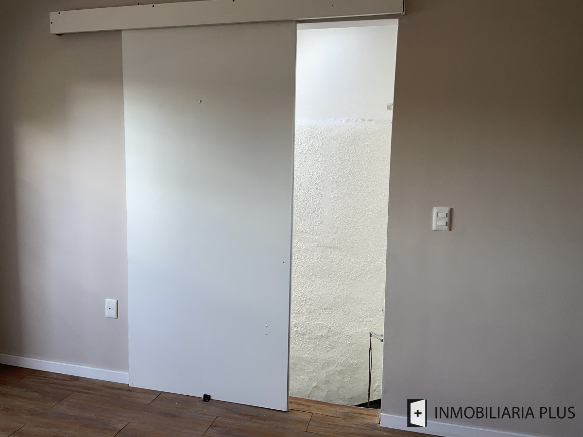 Apartamento ID.866 - Alquilo Monoambiente semi equipado con 40m2 en Parque Rodó SIN GASTOS COMUNES con rejas C866