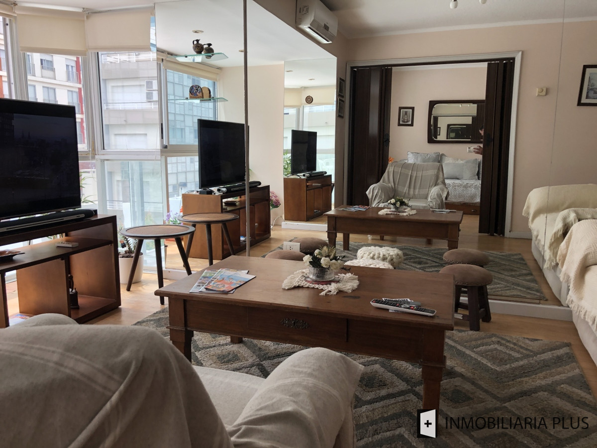 Apartamento ID.955 - Alquiler de Apartamento a pasos del puerto y la playa de Punta del Este con 2 dormitorios y piscina