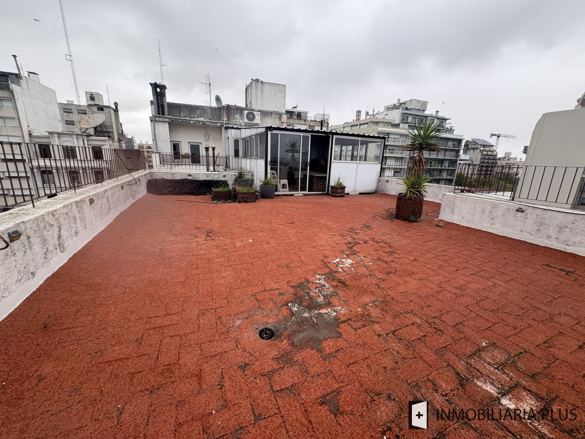Apartamento ID.1449 - Venta de Penthouse de 1 Dormitorio y medio con Barbacoa Propia en el Centro de Montevideo sobre Av. 18 de Julio
