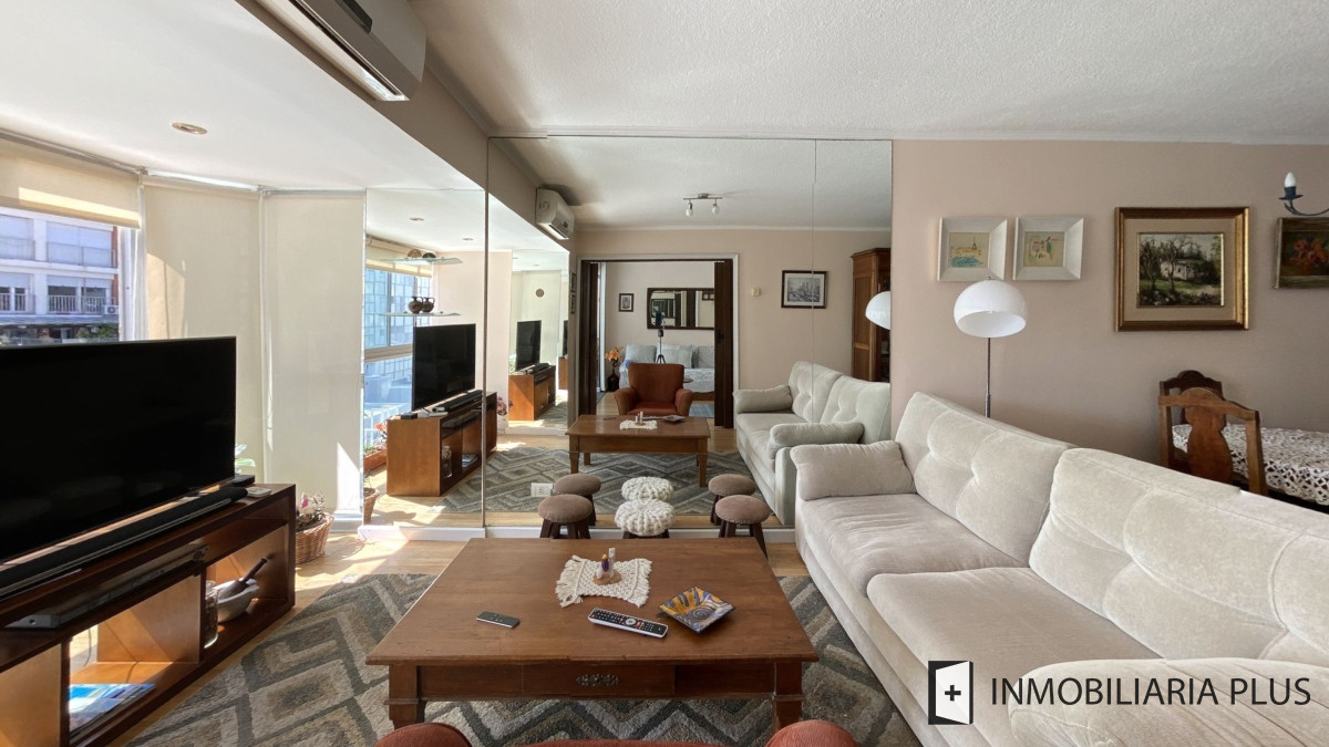 Apartamento ID.955 - Alquiler de Apartamento a pasos del puerto y la playa de Punta del Este con 2 dormitorios y piscina