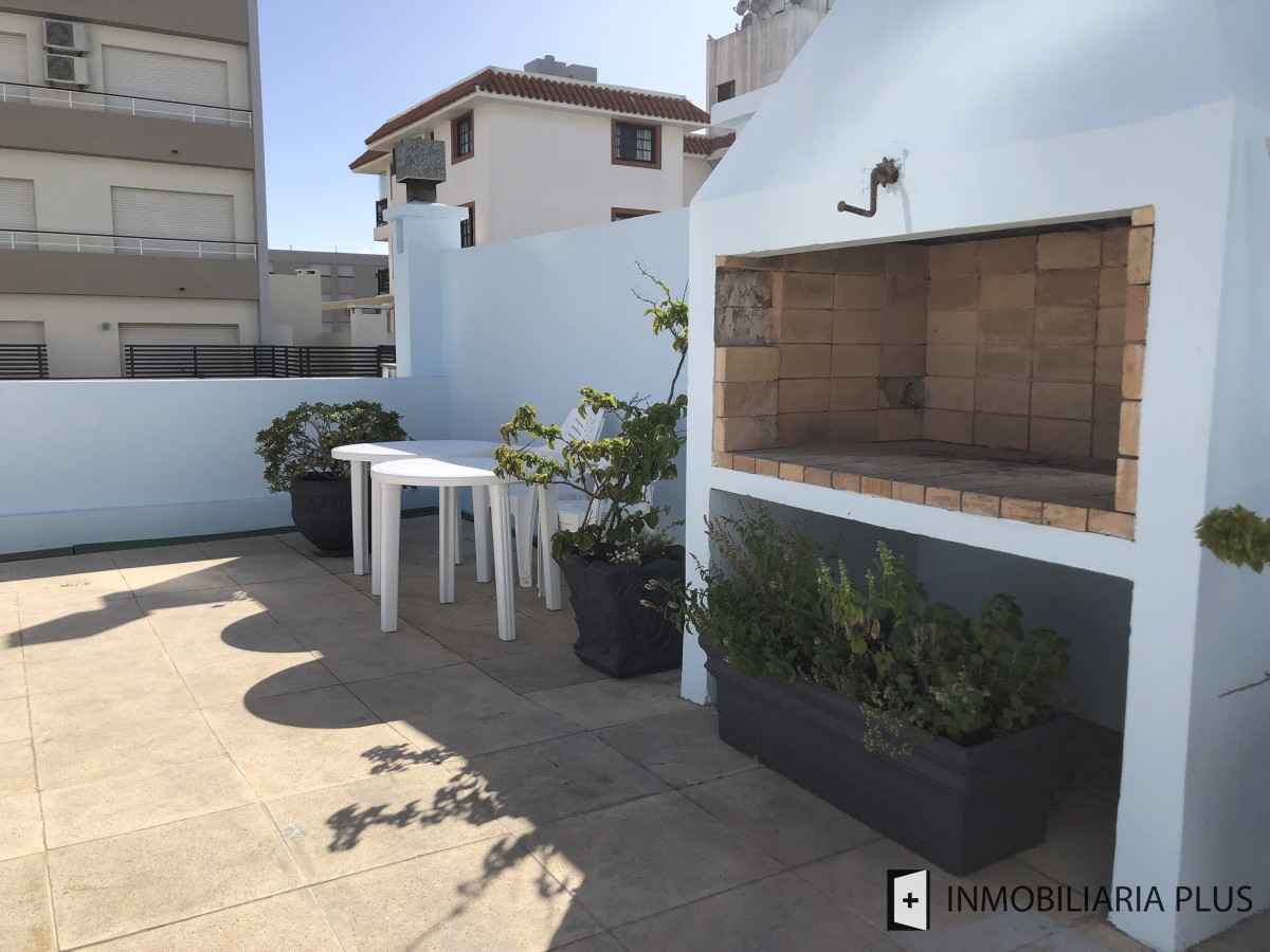 Apartamento ID.955 - Alquiler de Apartamento a pasos del puerto y la playa de Punta del Este con 2 dormitorios y piscina