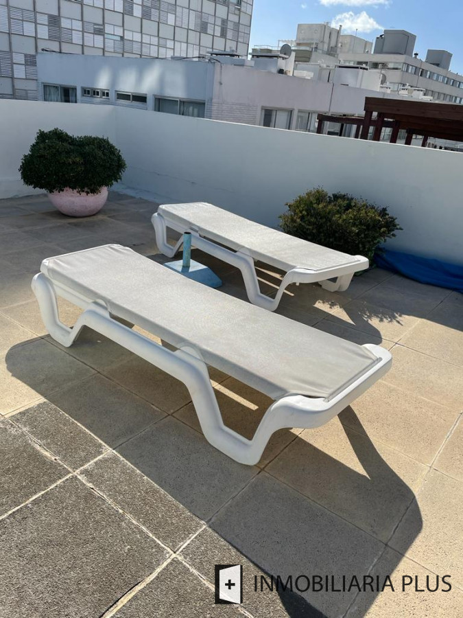 Apartamento ID.955 - Alquiler de Apartamento a pasos del puerto y la playa de Punta del Este con 2 dormitorios y piscina