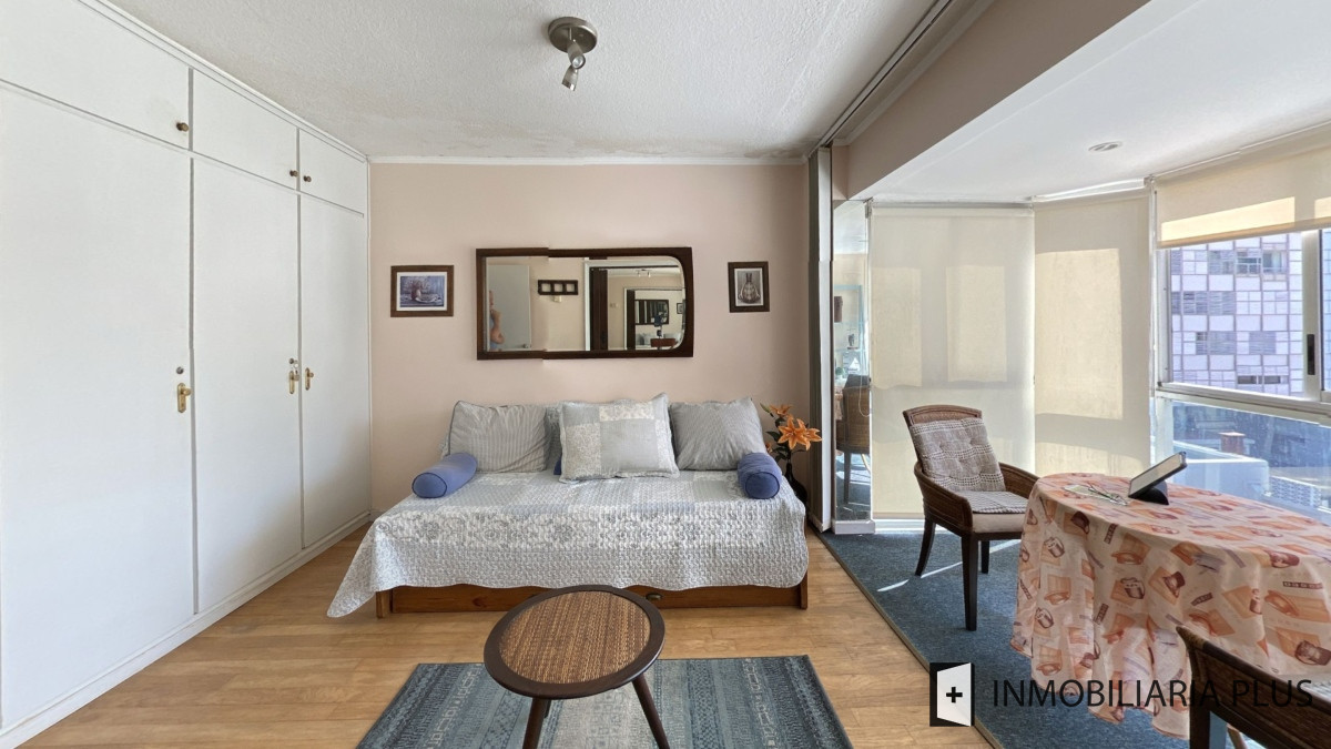 Apartamento ID.955 - Alquiler de Apartamento a pasos del puerto y la playa de Punta del Este con 2 dormitorios y piscina