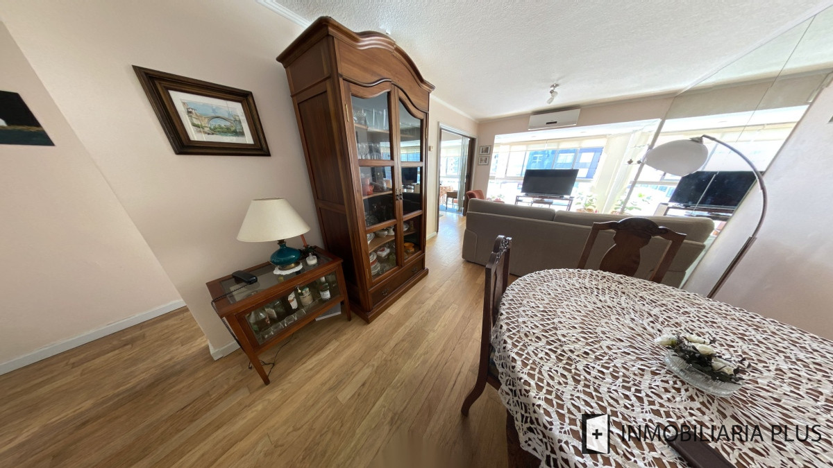 Apartamento ID.955 - Alquiler de Apartamento a pasos del puerto y la playa de Punta del Este con 2 dormitorios y piscina