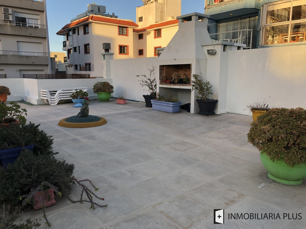 Apartamento ID.955 - Alquiler de Apartamento a pasos del puerto y la playa de Punta del Este con 2 dormitorios y piscina