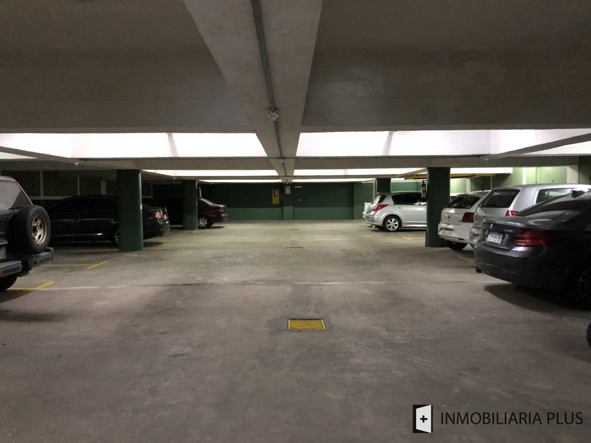 Apartamento ID.955 - Alquiler de Apartamento a pasos del puerto y la playa de Punta del Este con 2 dormitorios y piscina
