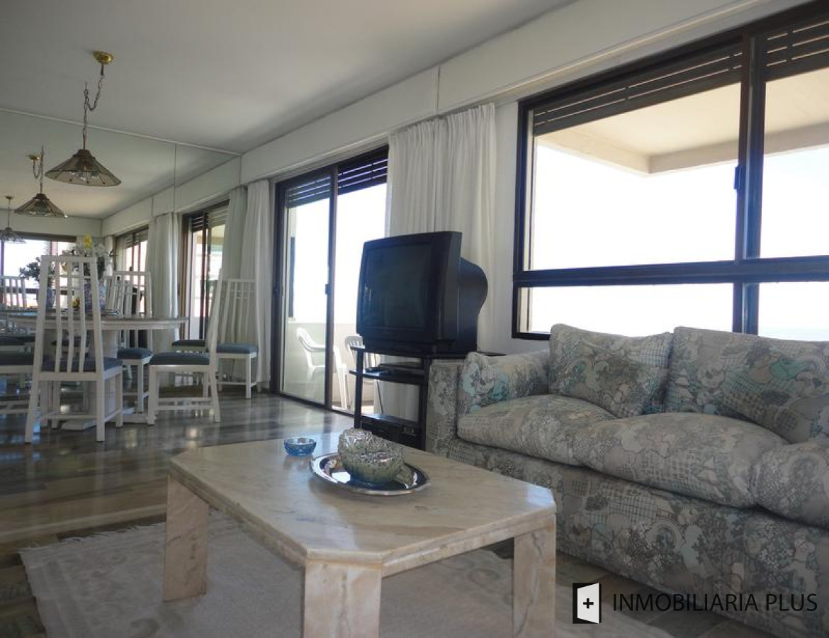 Apartamento ID.1026 - Apartamento en Venta de 3 Dormitorios frente al Mar y los dedos en la Península de Punta del Este