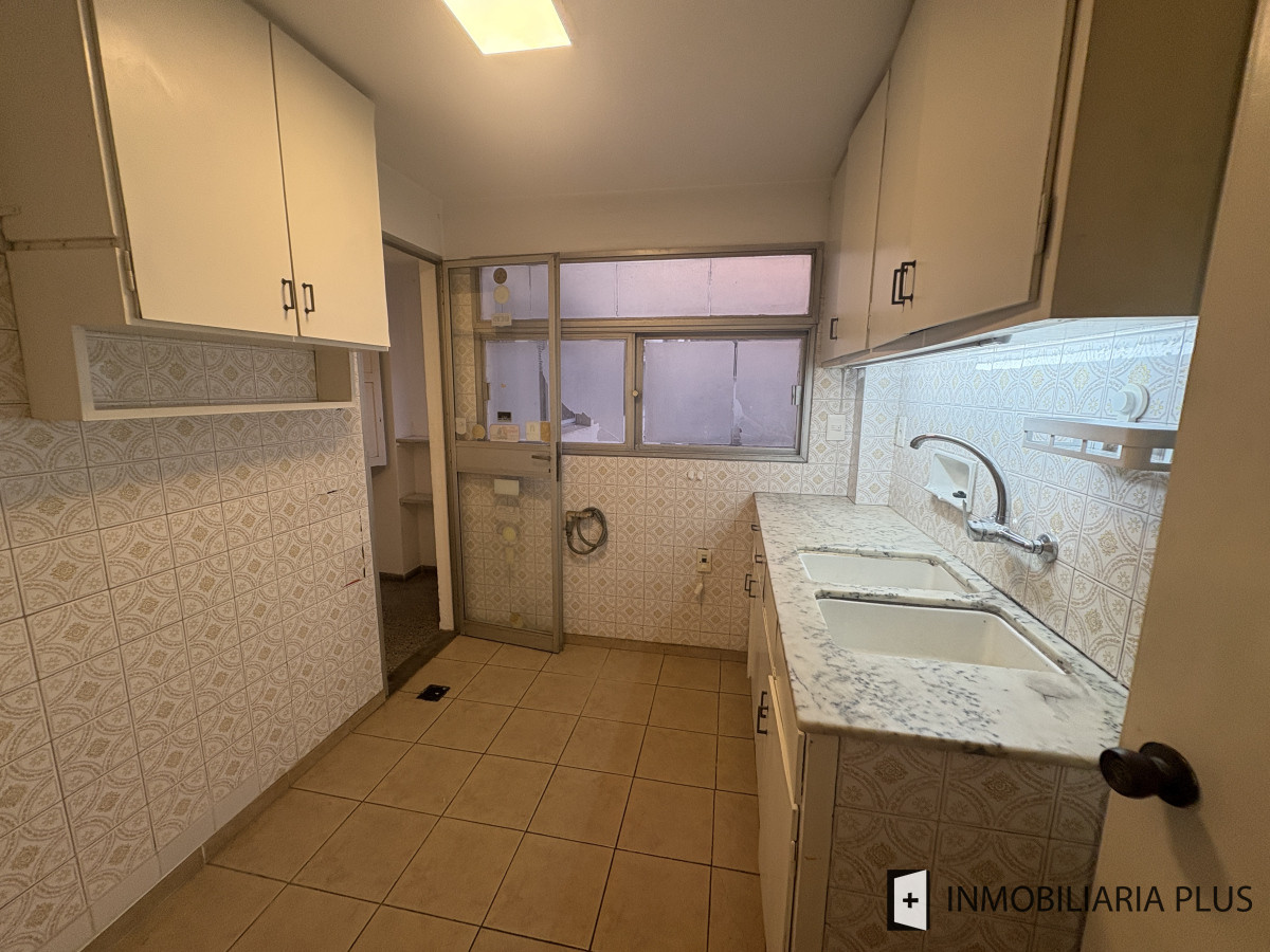 Apartamento ID.1475 - Venta de Apartamento de 3 Dormitorios 2 baños, Lavadero y Garaje en el centro de Montevideo