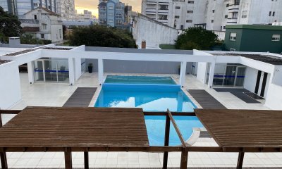 Venta de Apartamento en la Península de Punta del Este con Garaje, Piscina climatizada, Gym y más C975206