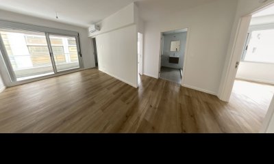 Apartamento En Alquiler Sobre Av. 18, 2 Dormitorios Con Garaje En Cordón En Alquiler $31.000 Con Todos Los Servicios.