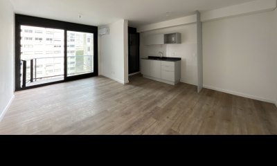 Venta de Apartamento de 2 Dormitorios En El Centro Con Todos Los Servicios Frente A La Bahía De Montevideo C806-511P