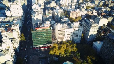  Alquiler de Monoambiente al frente sobre Av 18 de Julio en el Centro de Montevideo