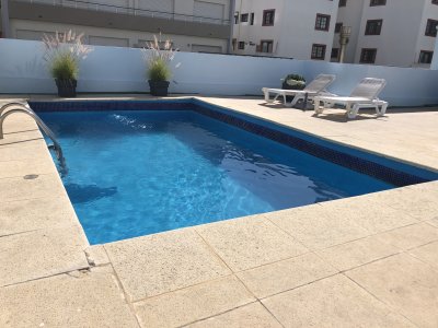  Alquilo apartamento con PISCINA y parrillero propio para 4 personas a pasos del PUERTO de Puerto de Punta del Este C790A
