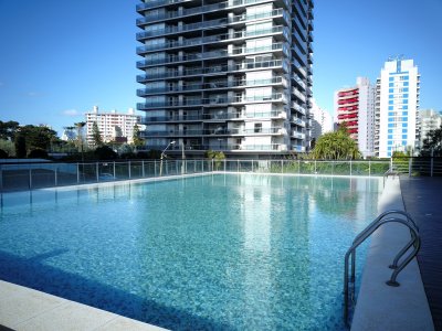  Apartamento 2 Dormitorios A Pasos De Los Dedos de Punta del Este Con Piscina Climatizada, Parrillero Privado Todos Los Servicios C797