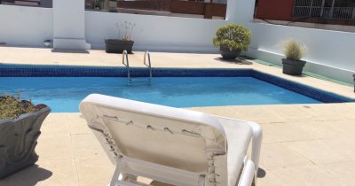  Alquiler de Apartamento a pasos del puerto y la playa de Punta del Este con 2 dormitorios y piscina