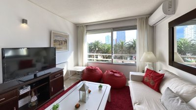  Alquiler ANUAL de apartamento con 1 Dormitorio y medio con garaje sobre Av. Gorlero con Gym, Lavadero y más