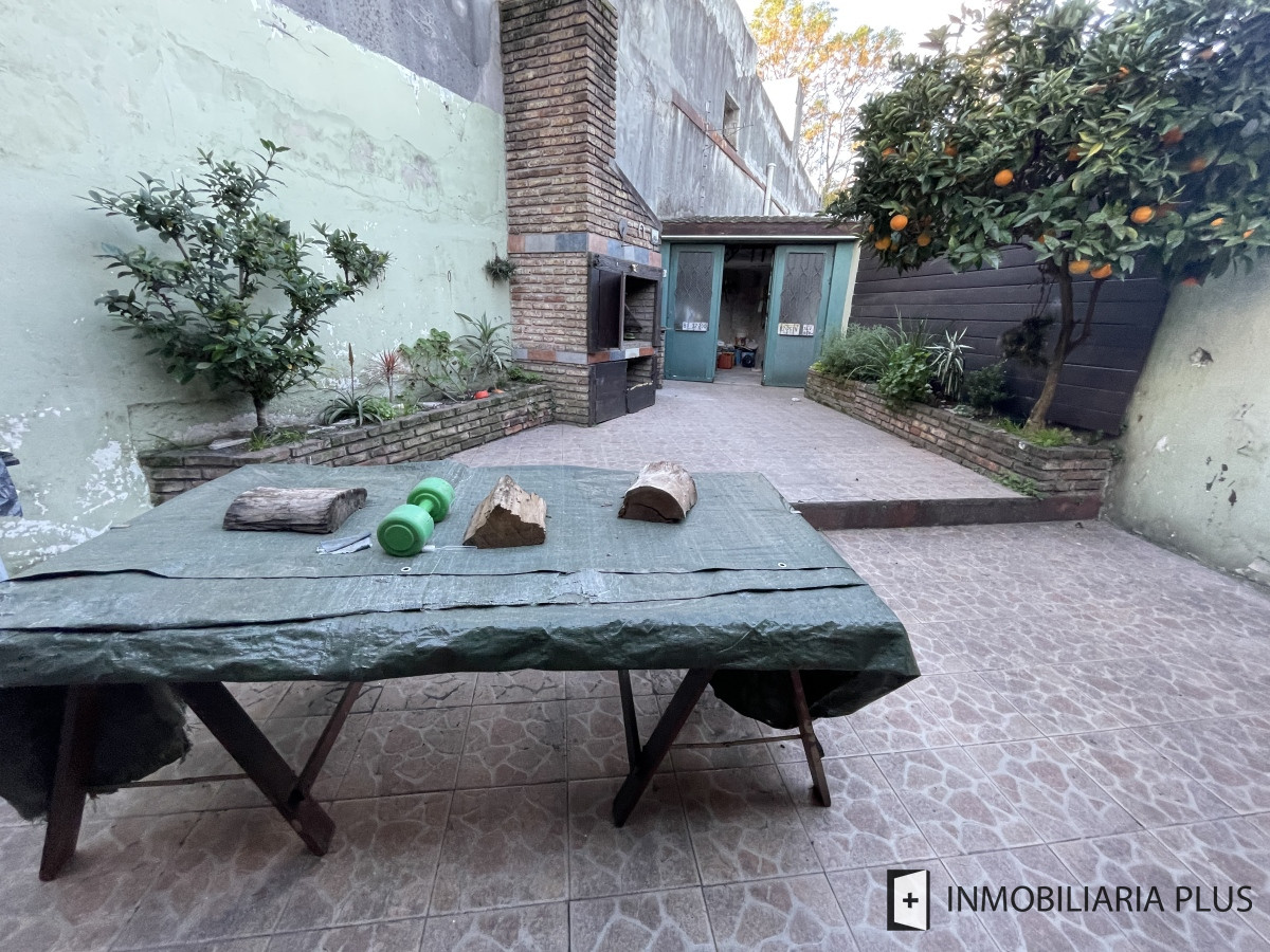 Casa ID.1275 - Casa en Venta de 200m2 con 4 Dormitorios 2 Baños Hogar, Parrillero, deposito y más en Aguada Montevideo
