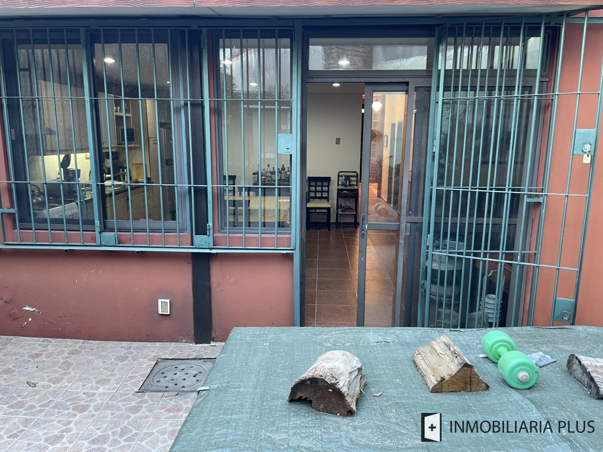 Casa ID.1275 - Casa en Venta de 200m2 con 4 Dormitorios 2 Baños Hogar, Parrillero, deposito y más en Aguada Montevideo