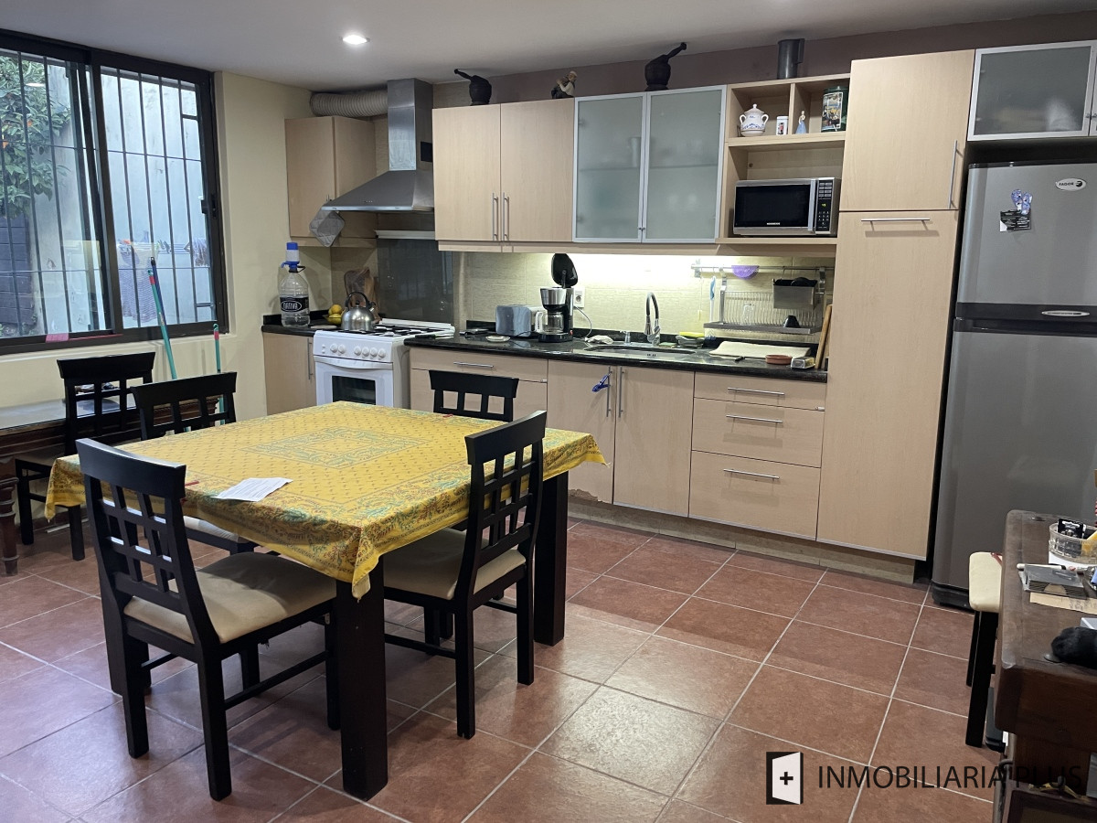Casa ID.1275 - Casa en Venta de 200m2 con 4 Dormitorios 2 Baños Hogar, Parrillero, deposito y más en Aguada Montevideo