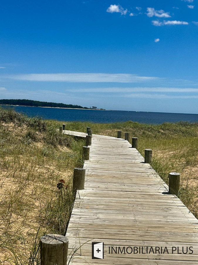 Casa ID.1384 - Alquiler de Casa con 3 Dormitorios, 2 Baños, barbacoa, garaje a pasos de playa mansa de Punta del Este 