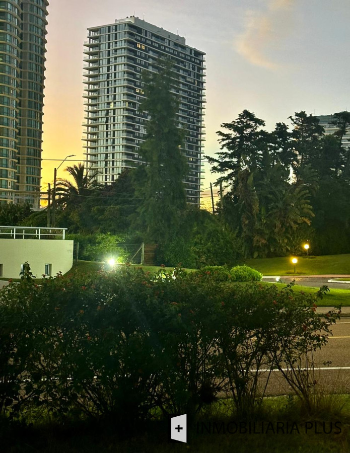 Casa ID.1384 - Alquiler de Casa con 3 Dormitorios, 2 Baños, barbacoa, garaje a pasos de playa mansa de Punta del Este 