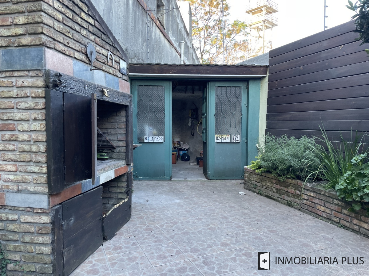 Casa ID.1275 - Casa en Venta de 200m2 con 4 Dormitorios 2 Baños Hogar, Parrillero, deposito y más en Aguada Montevideo