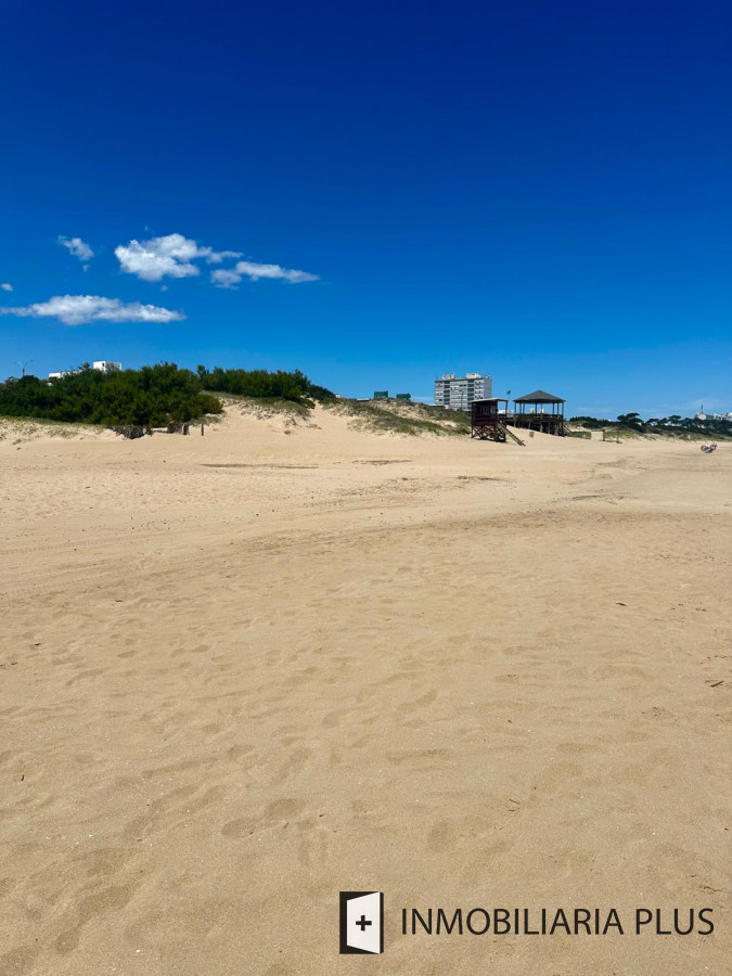 Casa ID.1384 - Alquiler de Casa con 3 Dormitorios, 2 Baños, barbacoa, garaje a pasos de playa mansa de Punta del Este 