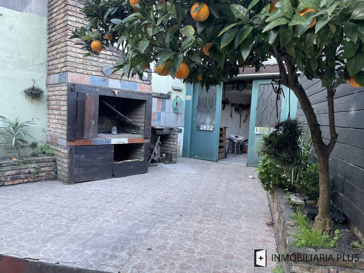 Casa ID.1275 - Casa en Venta de 200m2 con 4 Dormitorios 2 Baños Hogar, Parrillero, deposito y más en Aguada Montevideo