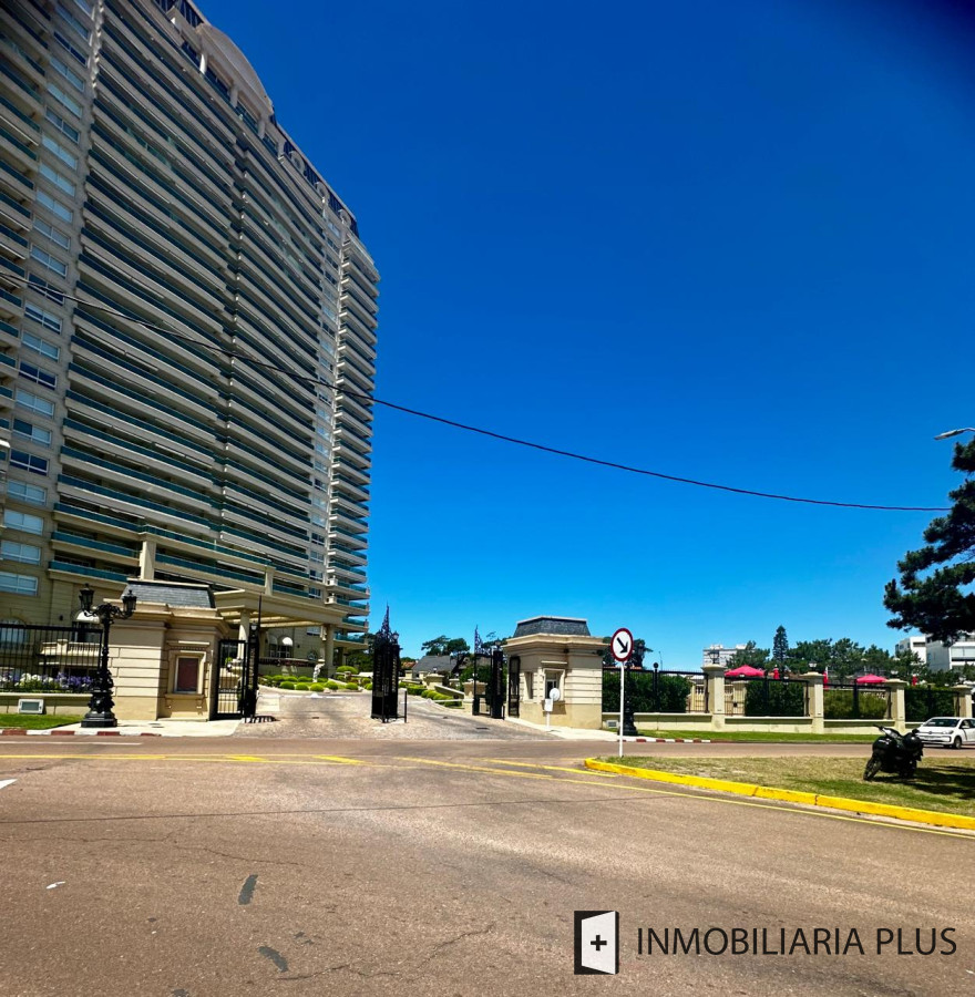 Casa ID.1384 - Alquiler de Casa con 3 Dormitorios, 2 Baños, barbacoa, garaje a pasos de playa mansa de Punta del Este 