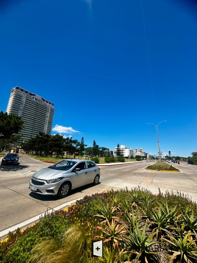 Casa ID.1384 - Alquiler de Casa con 3 Dormitorios, 2 Baños, barbacoa, garaje a pasos de playa mansa de Punta del Este 