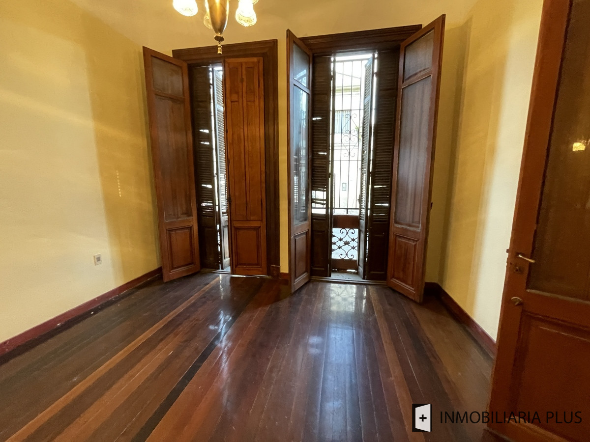 Casa ID.1275 - Casa en Venta de 200m2 con 4 Dormitorios 2 Baños Hogar, Parrillero, deposito y más en Aguada Montevideo