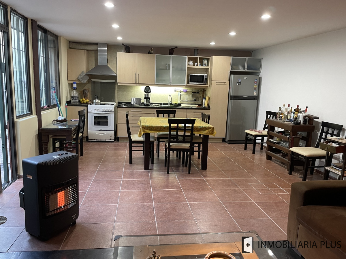 Casa ID.1275 - Casa en Venta de 200m2 con 4 Dormitorios 2 Baños Hogar, Parrillero, deposito y más en Aguada Montevideo