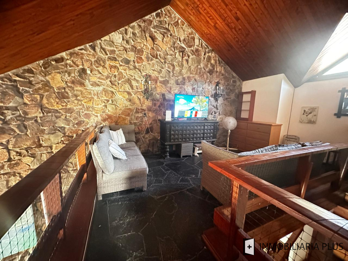 Casa ID.1384 - Alquiler de Casa con 3 Dormitorios, 2 Baños, barbacoa, garaje a pasos de playa mansa de Punta del Este 