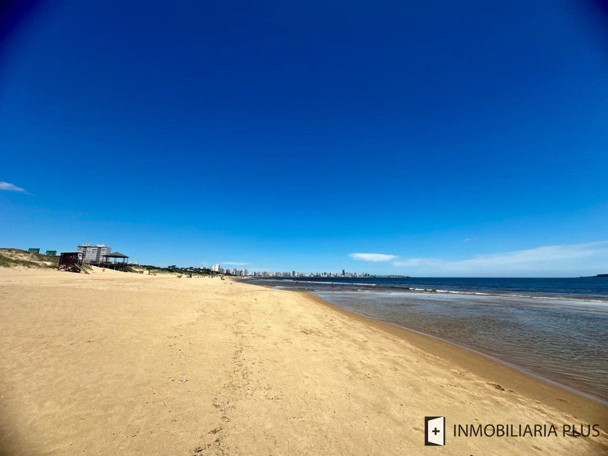 Casa ID.1384 - Alquiler de Casa con 3 Dormitorios, 2 Baños, barbacoa, garaje a pasos de playa mansa de Punta del Este 