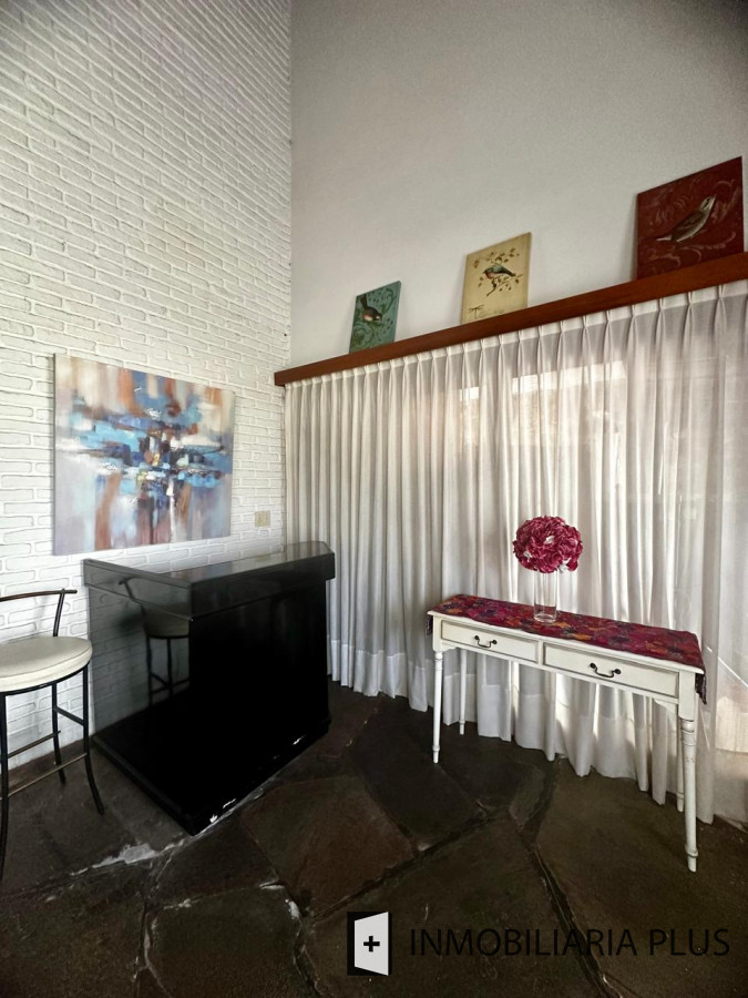 Casa ID.1384 - Alquiler de Casa con 3 Dormitorios, 2 Baños, barbacoa, garaje a pasos de playa mansa de Punta del Este 