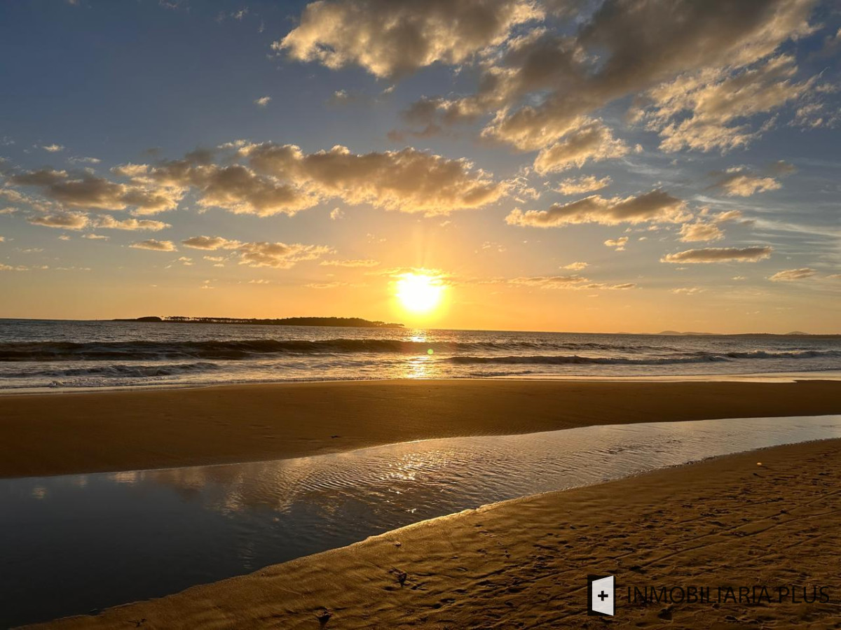 Casa ID.1384 - Alquiler de Casa con 3 Dormitorios, 2 Baños, barbacoa, garaje a pasos de playa mansa de Punta del Este 