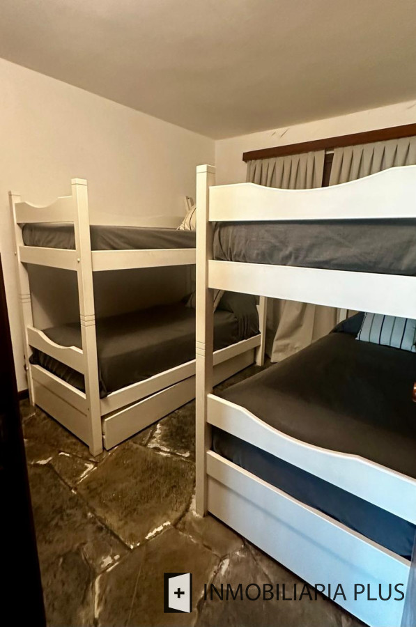 Casa ID.1384 - Alquiler de Casa con 3 Dormitorios, 2 Baños, barbacoa, garaje a pasos de playa mansa de Punta del Este 