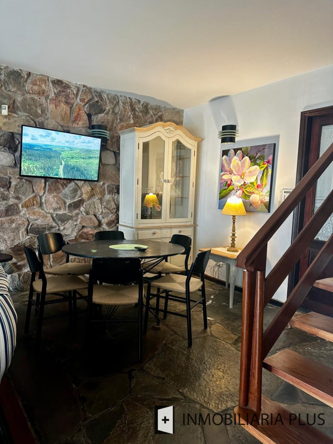 Casa ID.1384 - Alquiler de Casa con 3 Dormitorios, 2 Baños, barbacoa, garaje a pasos de playa mansa de Punta del Este 