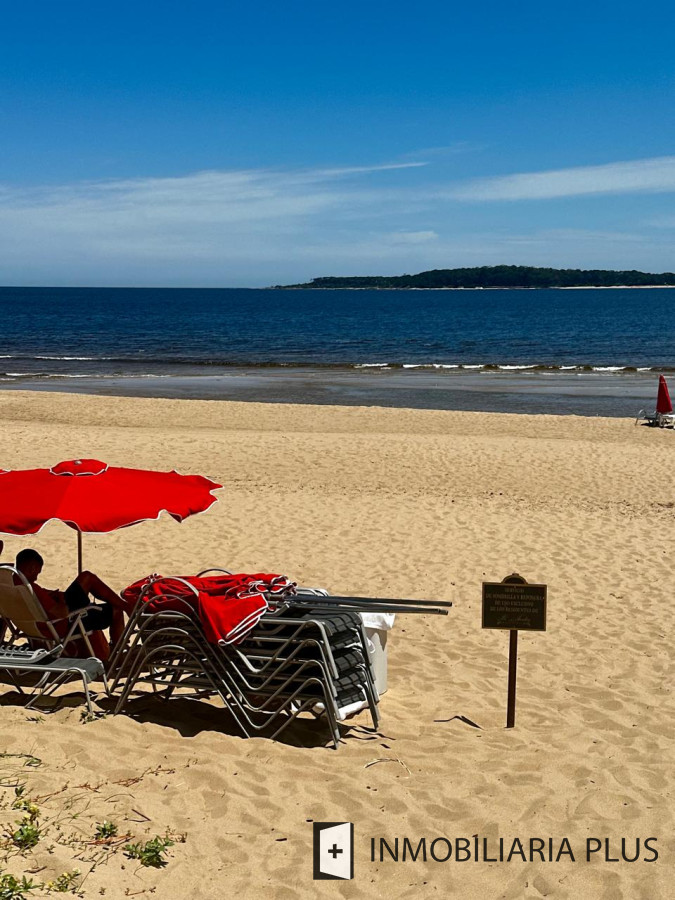 Casa ID.1384 - Alquiler de Casa con 3 Dormitorios, 2 Baños, barbacoa, garaje a pasos de playa mansa de Punta del Este 
