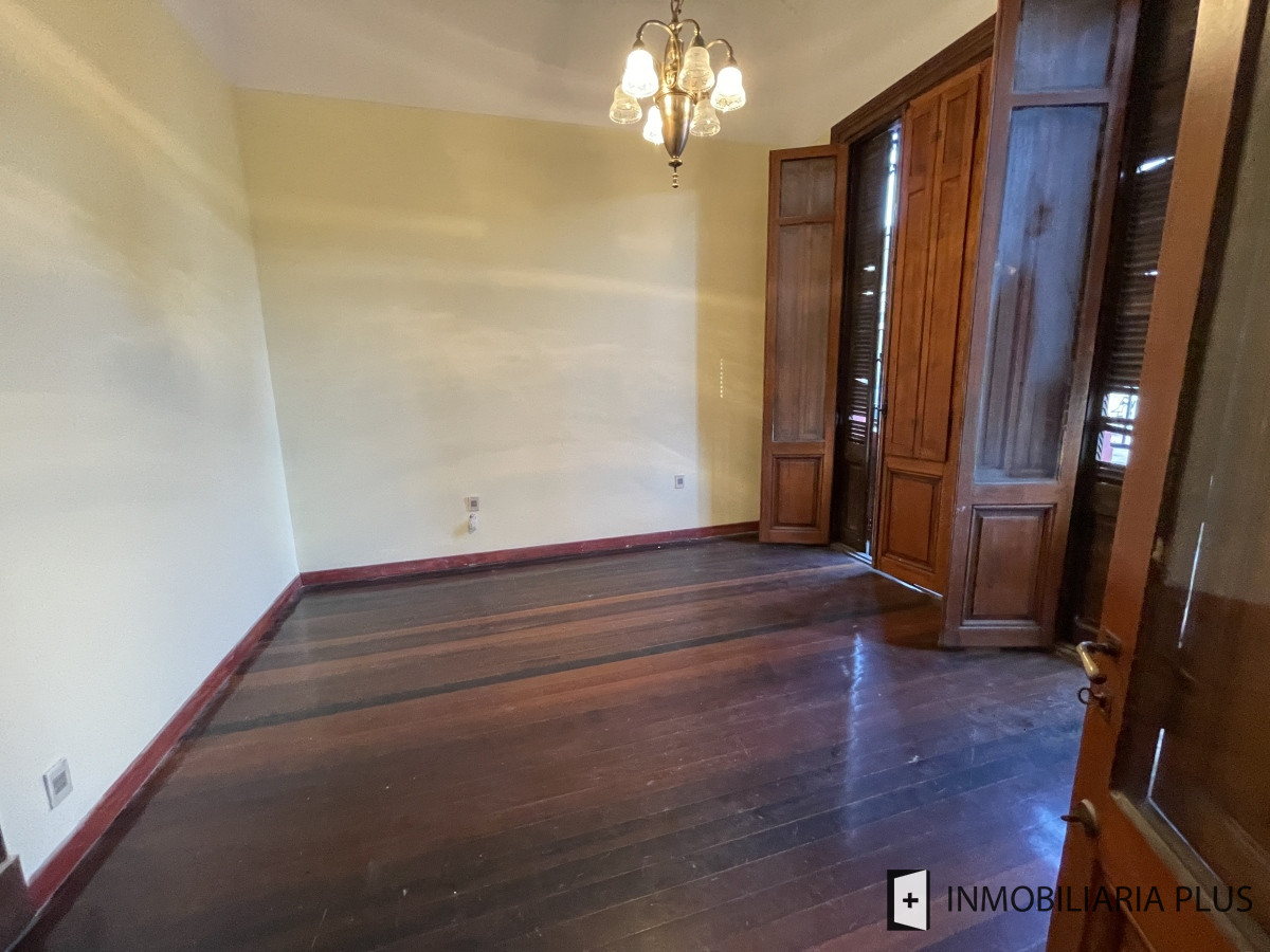 Casa ID.1275 - Casa en Venta de 200m2 con 4 Dormitorios 2 Baños Hogar, Parrillero, deposito y más en Aguada Montevideo