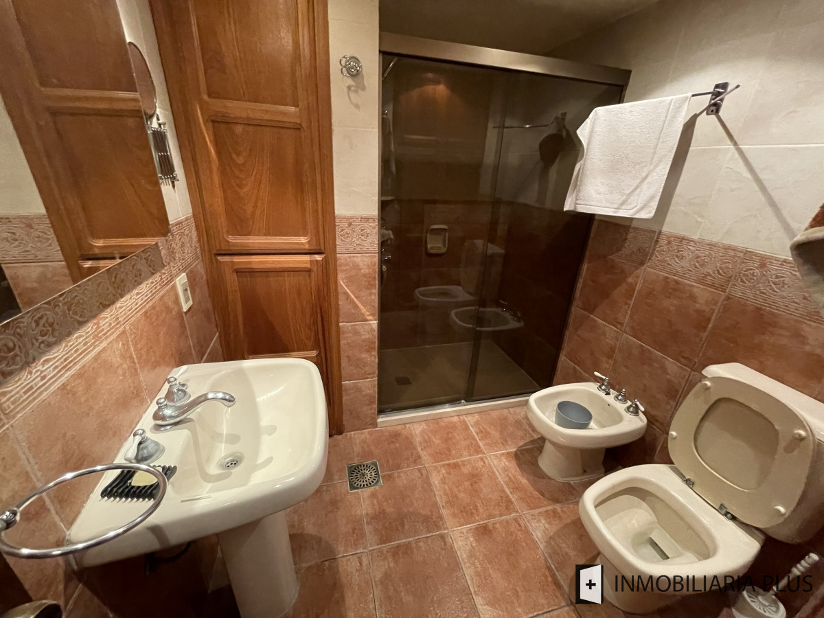 Casa ID.1275 - Casa en Venta de 200m2 con 4 Dormitorios 2 Baños Hogar, Parrillero, deposito y más en Aguada Montevideo