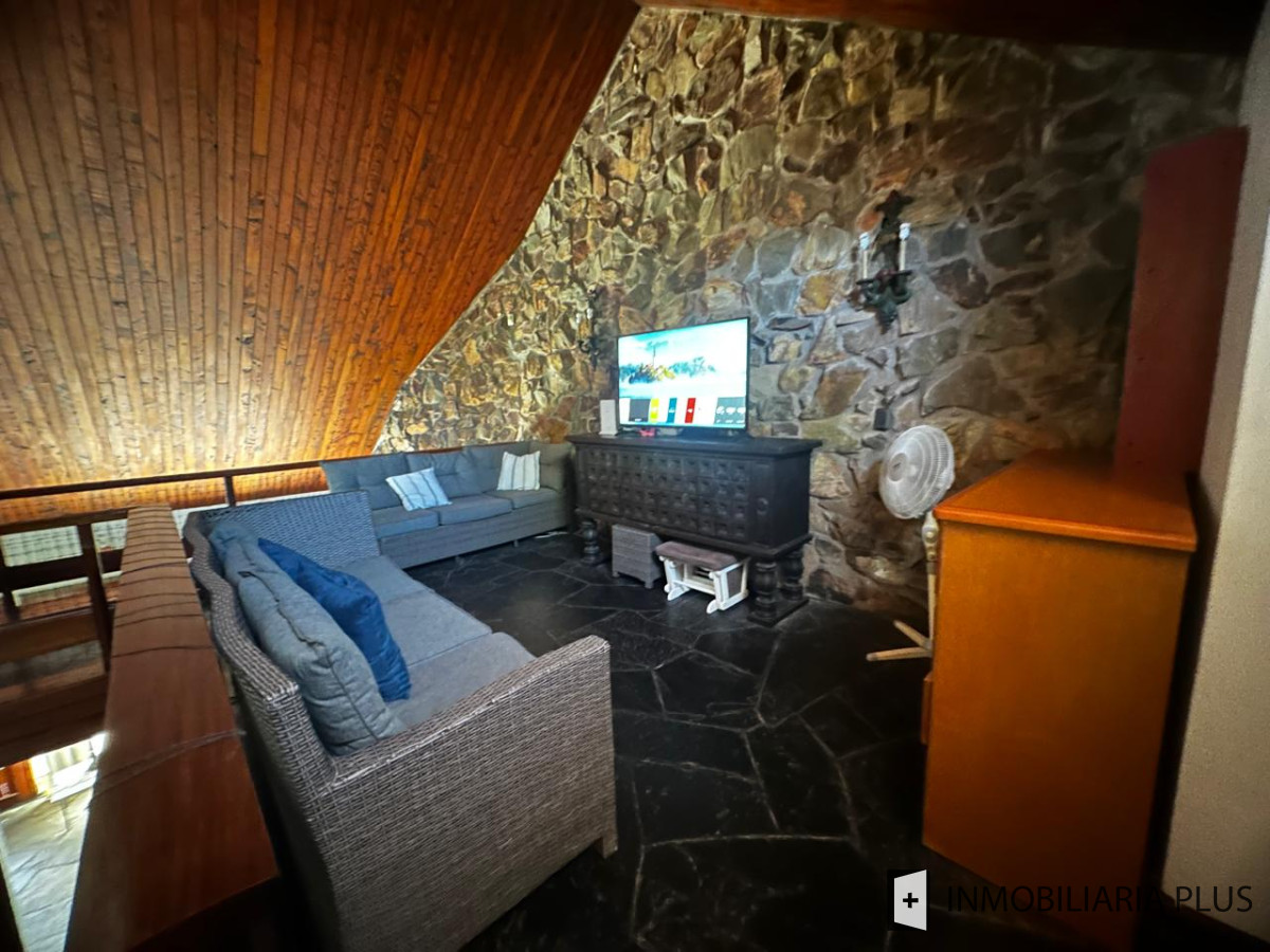 Casa ID.1384 - Alquiler de Casa con 3 Dormitorios, 2 Baños, barbacoa, garaje a pasos de playa mansa de Punta del Este 