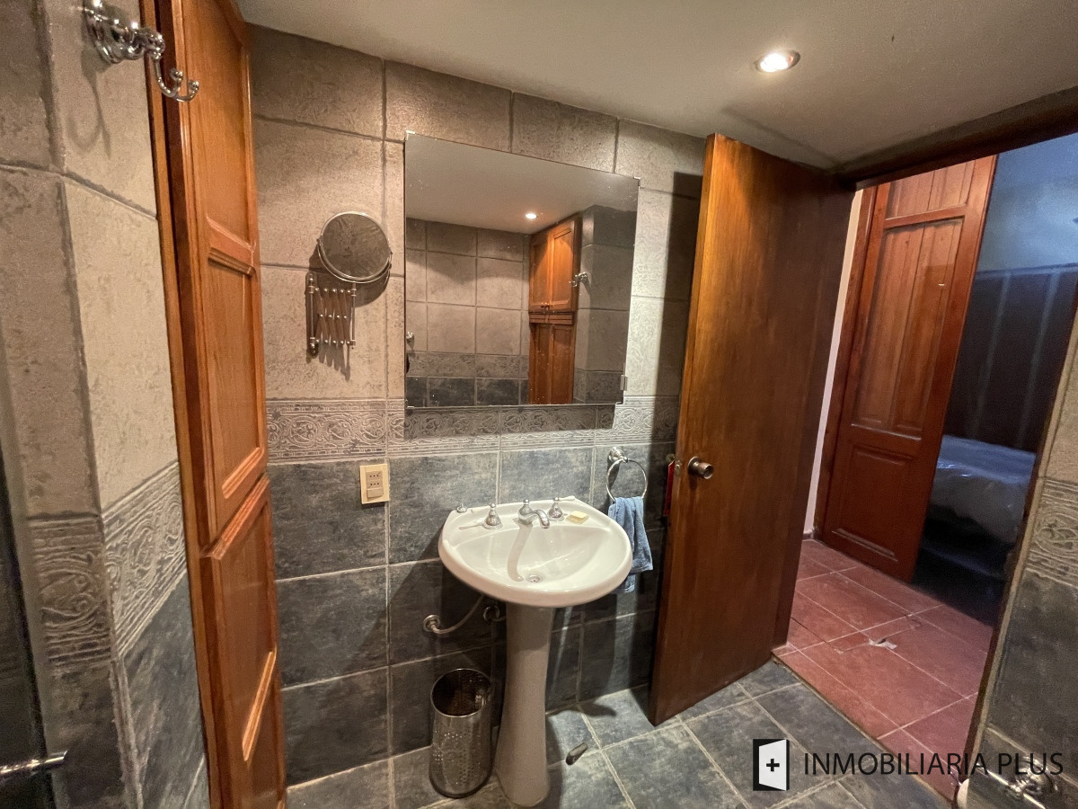 Casa ID.1275 - Casa en Venta de 200m2 con 4 Dormitorios 2 Baños Hogar, Parrillero, deposito y más en Aguada Montevideo