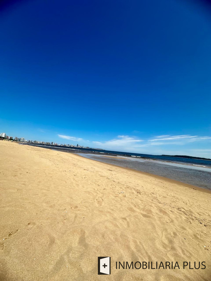 Casa ID.1384 - Alquiler de Casa con 3 Dormitorios, 2 Baños, barbacoa, garaje a pasos de playa mansa de Punta del Este 