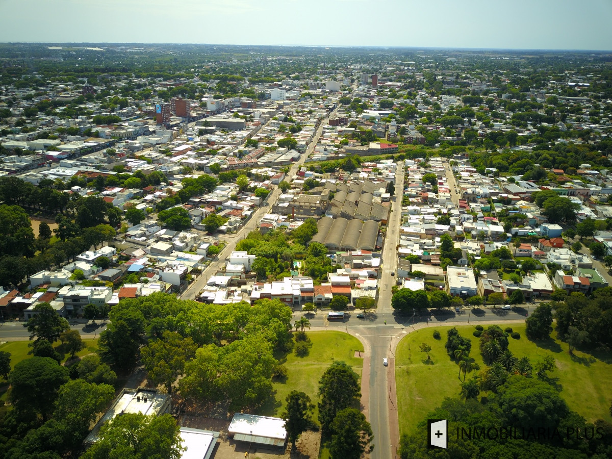 Casa ID.549 - Venta de Casa de 2 Pisos, 3 Dormitorios en el Prado con parrillero propio C956