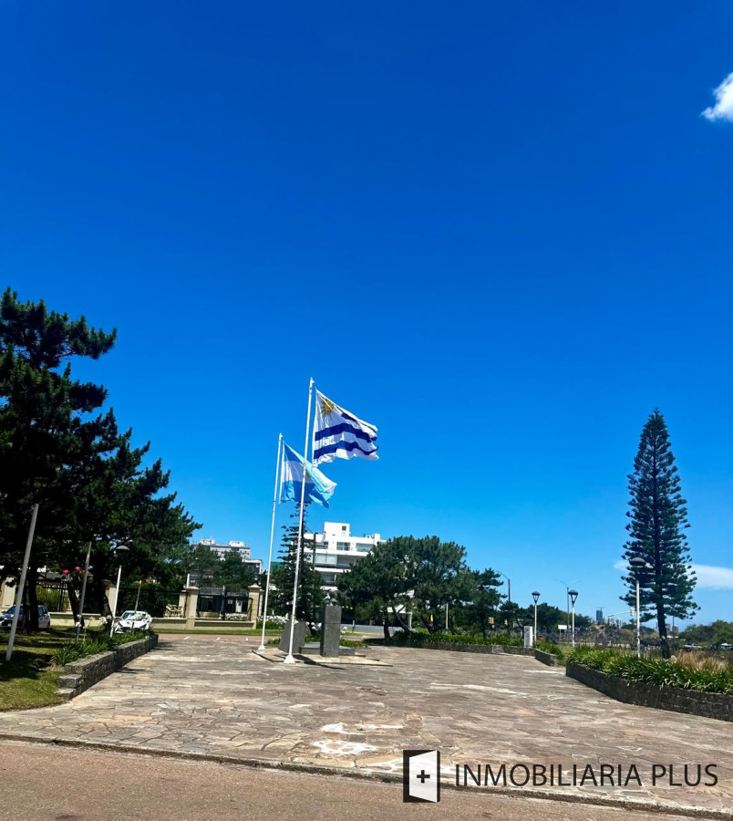 Casa ID.1384 - Alquiler de Casa con 3 Dormitorios, 2 Baños, barbacoa, garaje a pasos de playa mansa de Punta del Este 