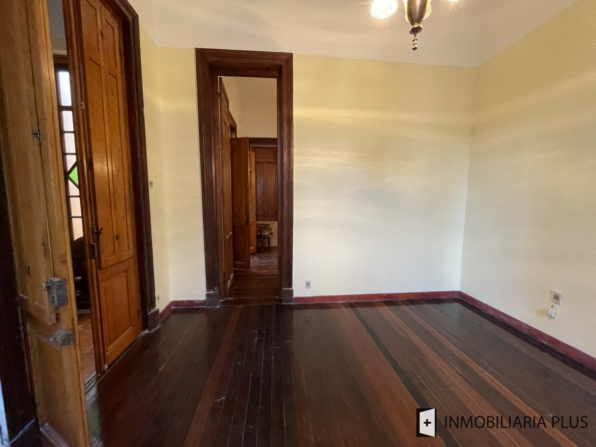 Casa ID.1275 - Casa en Venta de 200m2 con 4 Dormitorios 2 Baños Hogar, Parrillero, deposito y más en Aguada Montevideo
