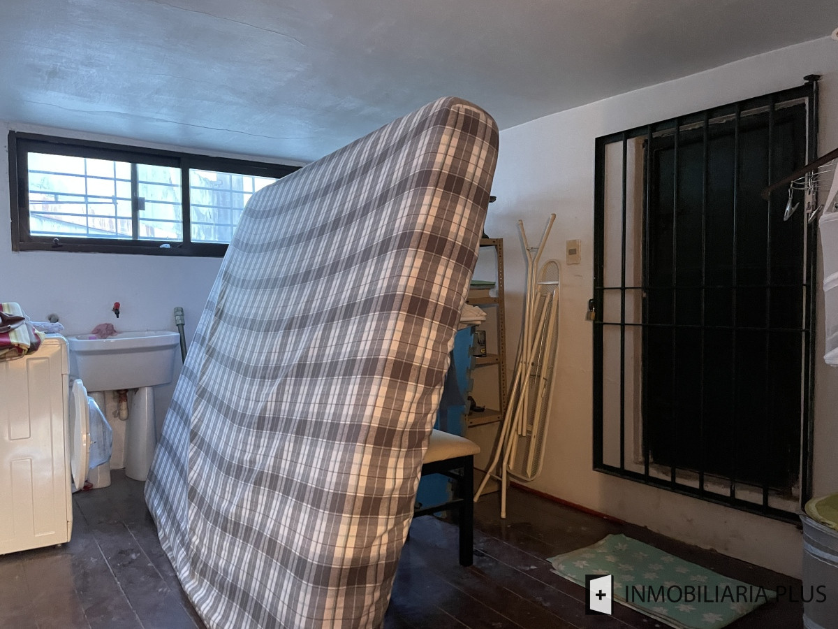 Casa ID.1275 - Casa en Venta de 200m2 con 4 Dormitorios 2 Baños Hogar, Parrillero, deposito y más en Aguada Montevideo